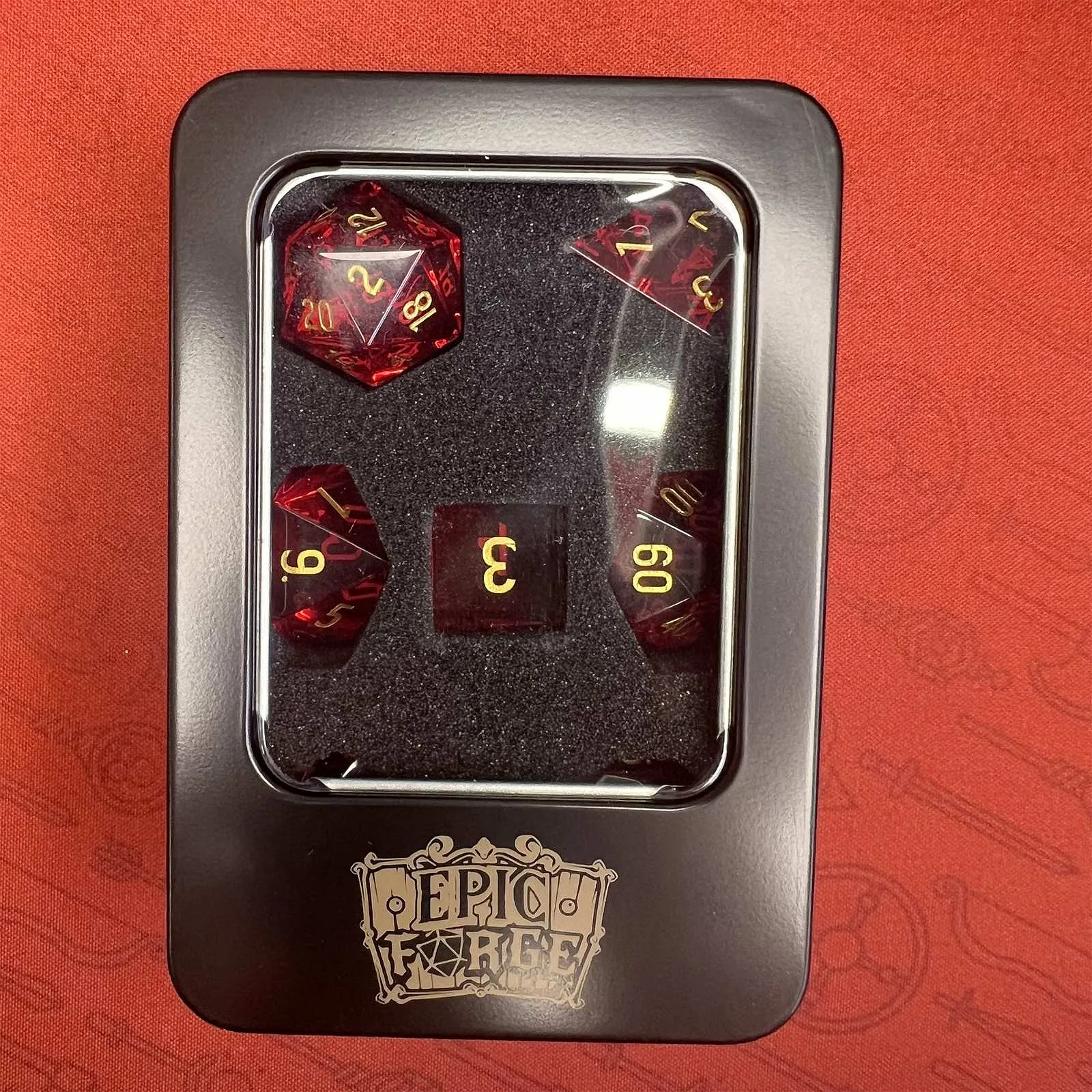EPIC FORGE Glaswürfel - Satz von 7 Würfeln mit Metallkasten - Farbe Rot